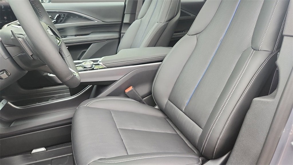 2025 Cadillac LYRIQ Luxury 1