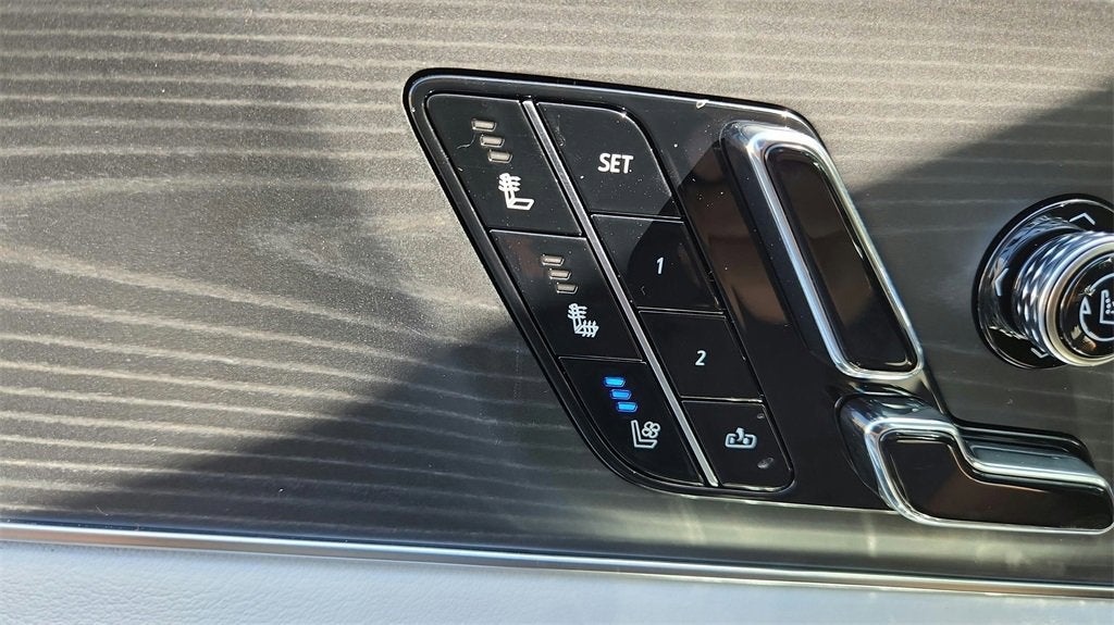 2025 Cadillac LYRIQ Luxury 2