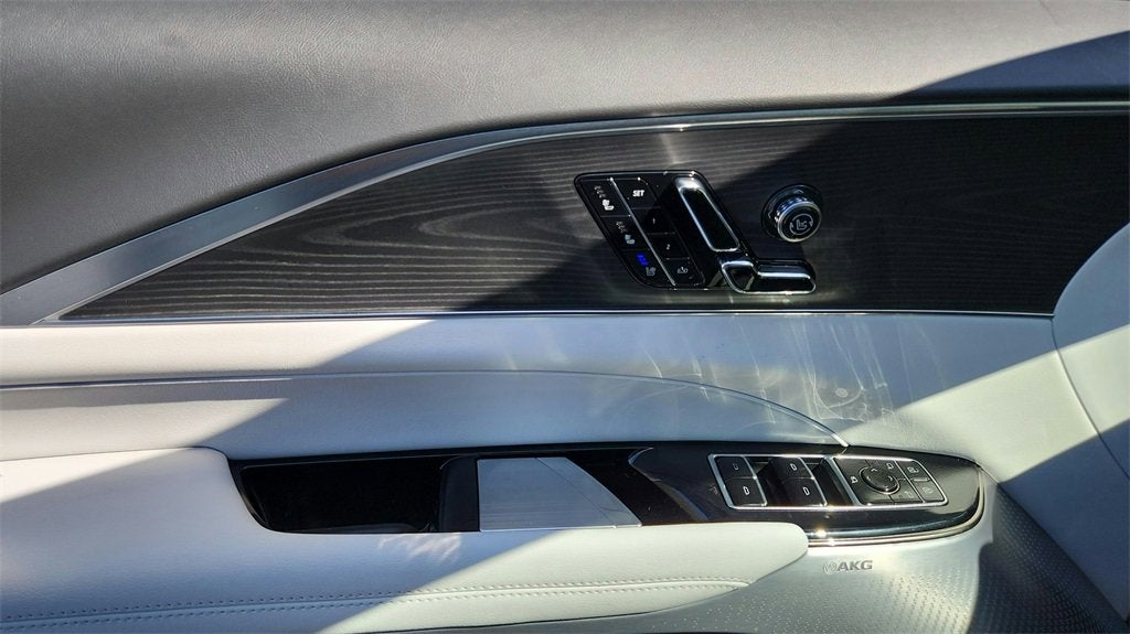 2025 Cadillac LYRIQ Luxury 2