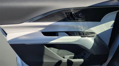 2025 Cadillac LYRIQ Luxury 2