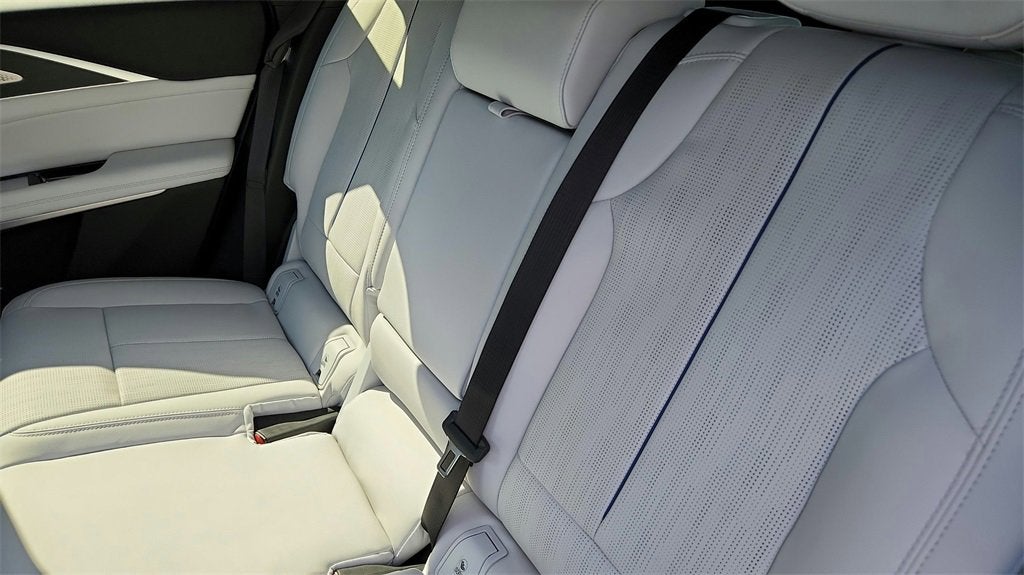 2025 Cadillac LYRIQ Luxury 2