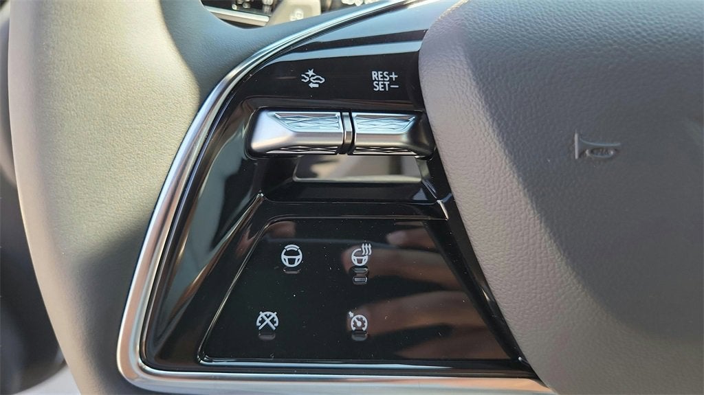 2025 Cadillac LYRIQ Luxury 2