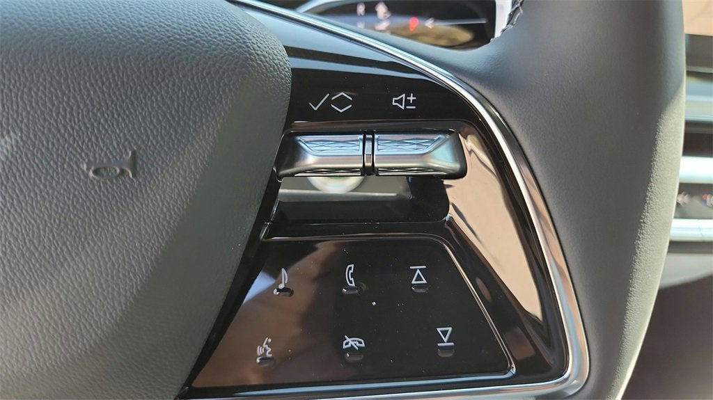 2025 Cadillac LYRIQ Luxury 2