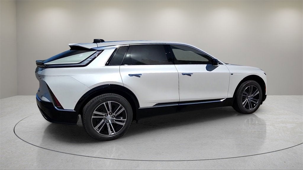 2025 Cadillac LYRIQ Luxury 2