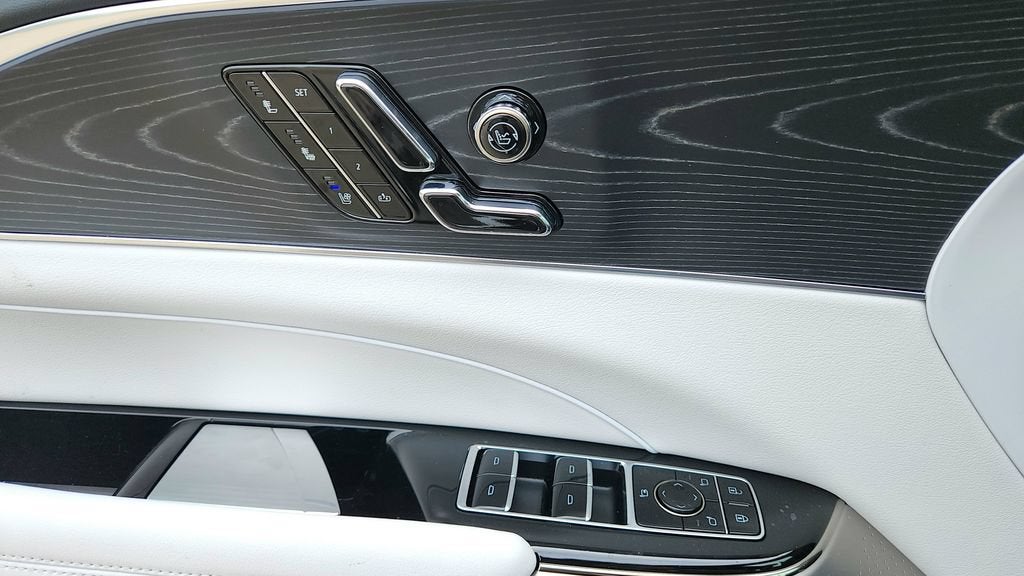 2024 Cadillac LYRIQ Luxury 2