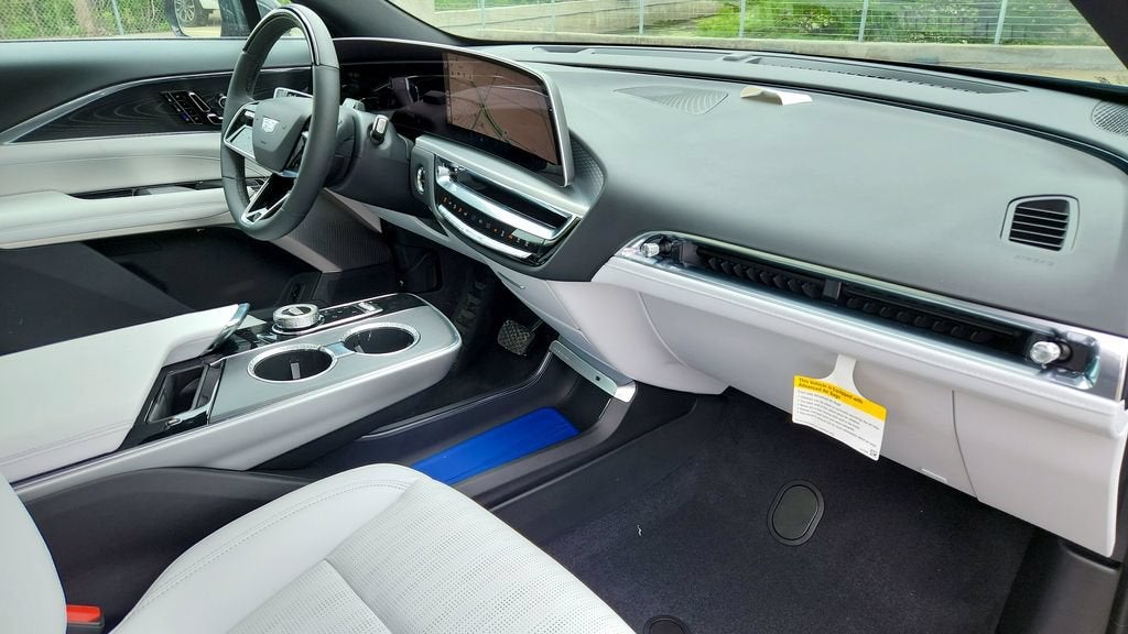2024 Cadillac LYRIQ Luxury 2