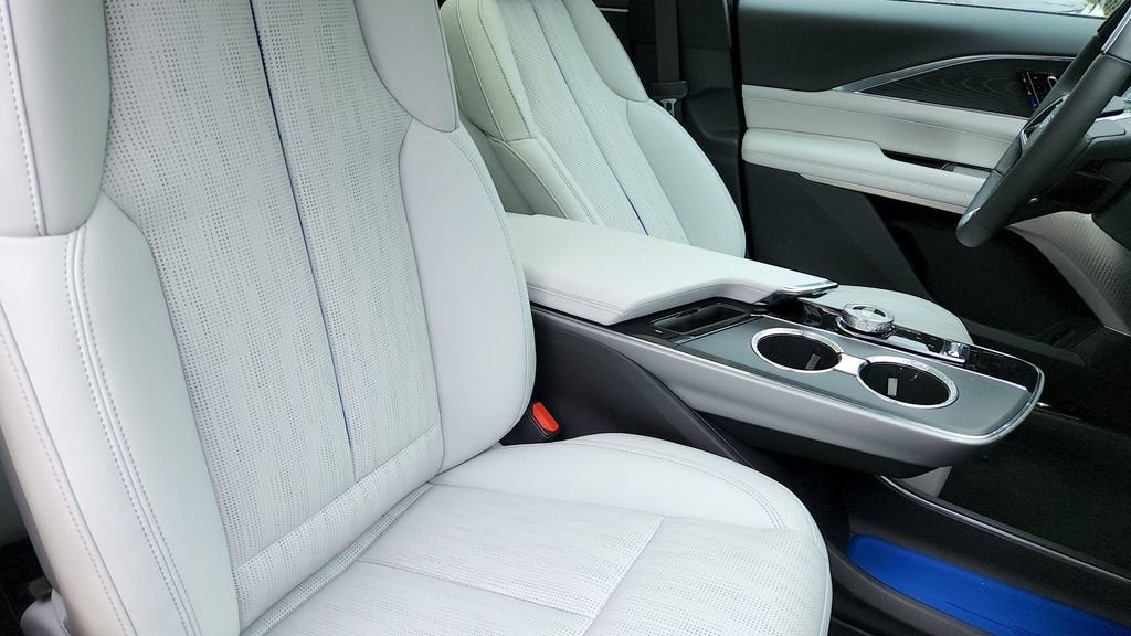 2024 Cadillac LYRIQ Luxury 2