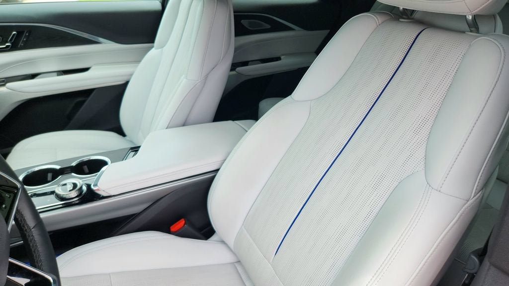 2024 Cadillac LYRIQ Luxury 2