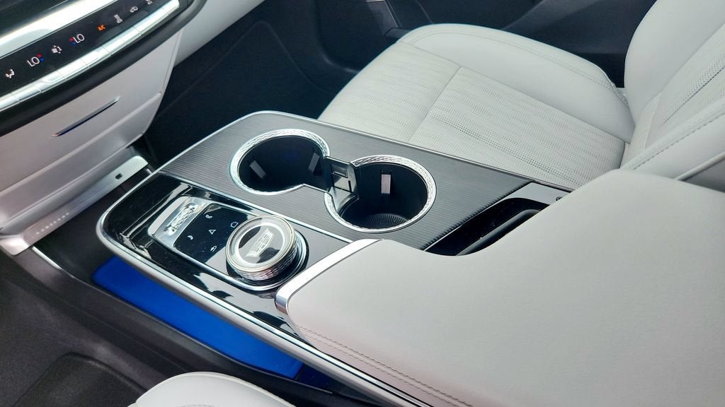 2024 Cadillac LYRIQ Luxury 2