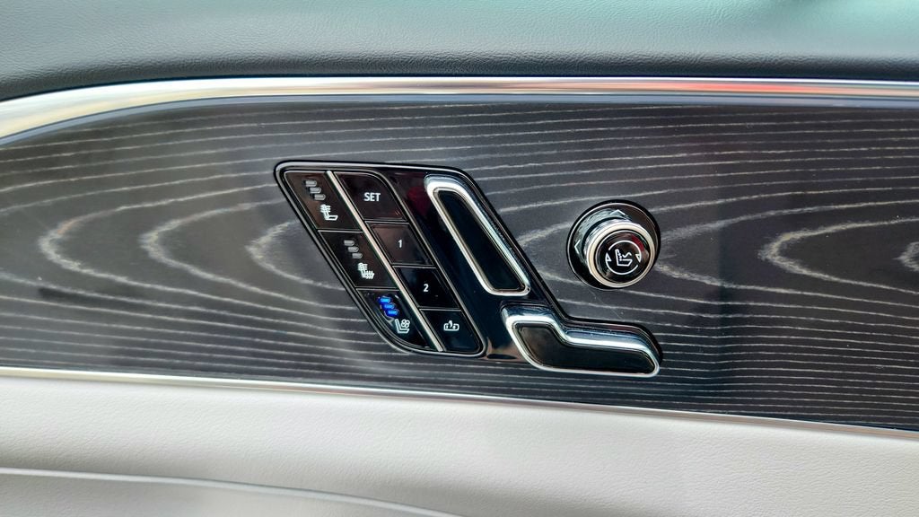 2024 Cadillac LYRIQ Luxury 2