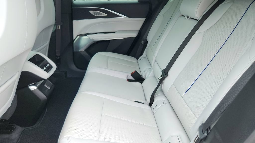 2024 Cadillac LYRIQ Luxury 2