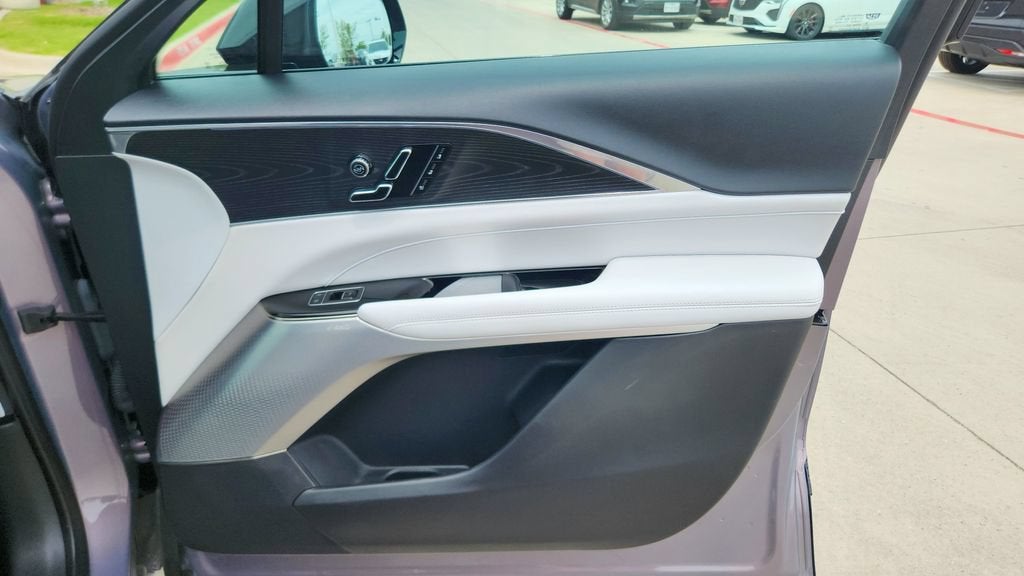 2024 Cadillac LYRIQ Luxury 2