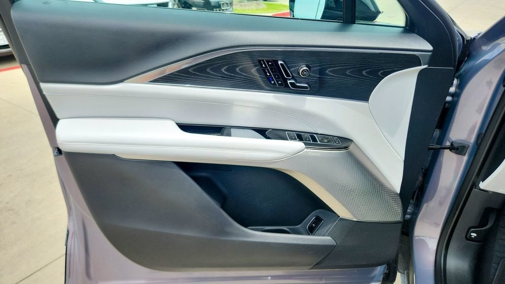 2024 Cadillac LYRIQ Luxury 2
