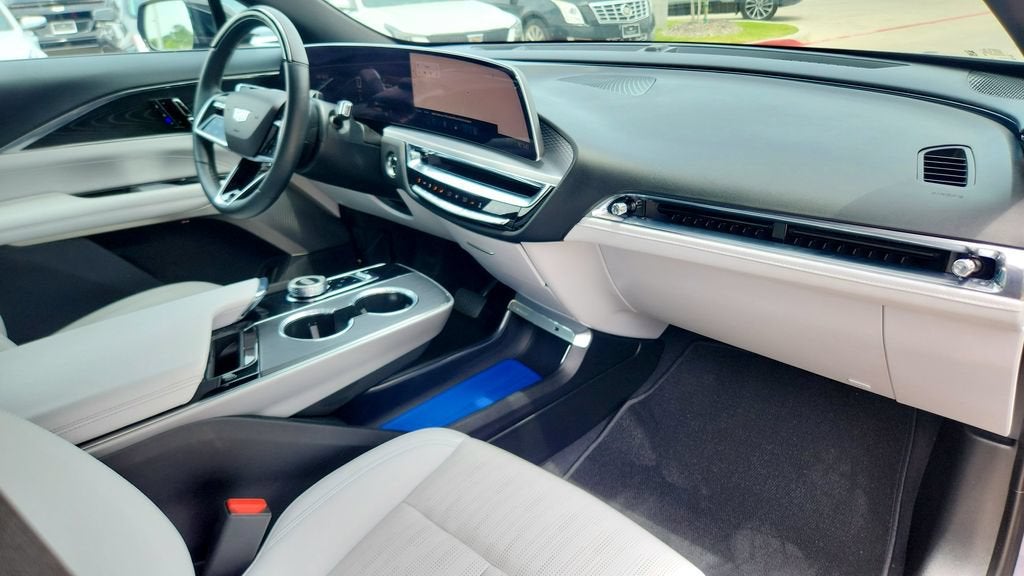 2024 Cadillac LYRIQ Luxury 2