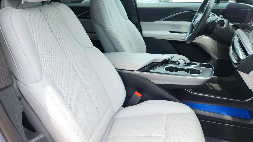 2024 Cadillac LYRIQ Luxury 2