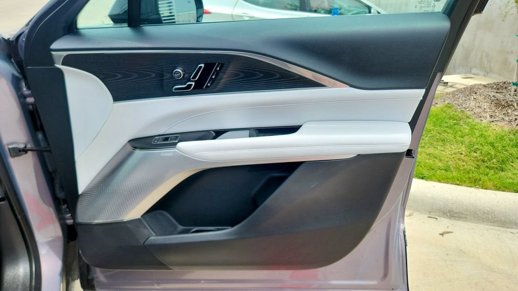 2024 Cadillac LYRIQ Luxury 2
