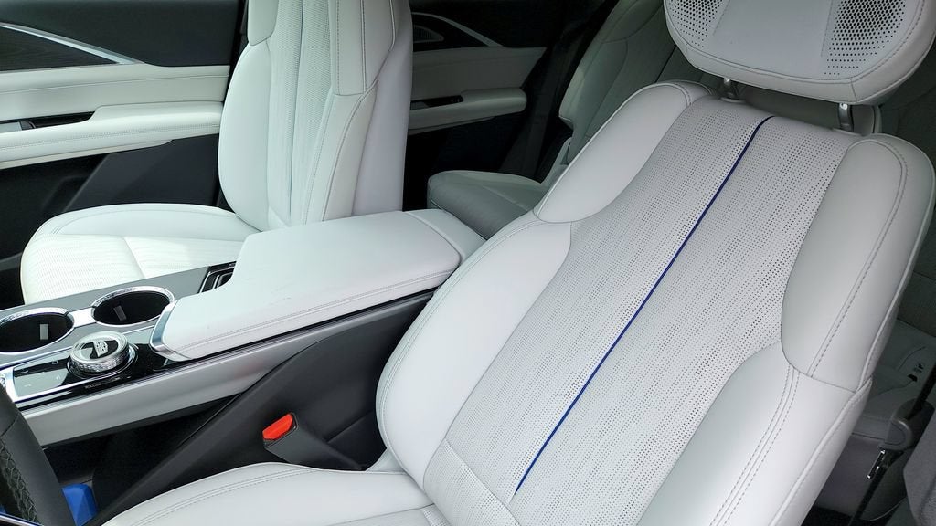 2024 Cadillac LYRIQ Luxury 2