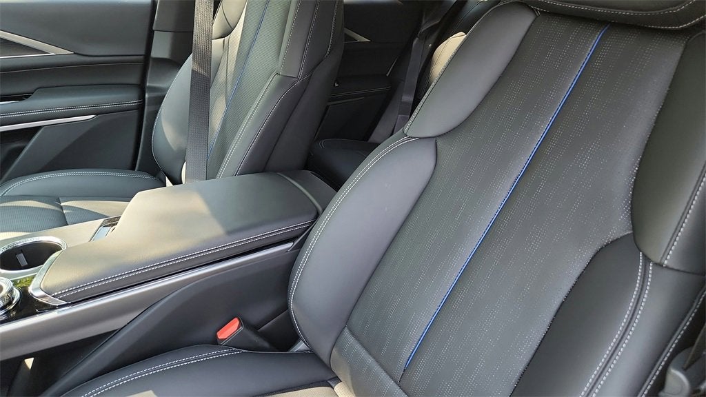 2025 Cadillac LYRIQ Luxury 2