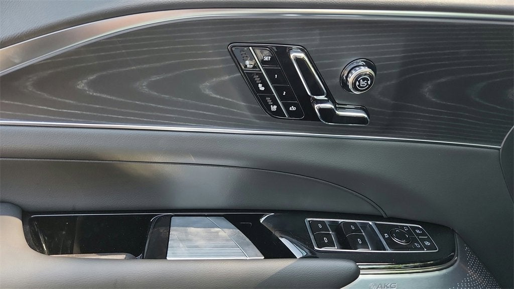 2025 Cadillac LYRIQ Luxury 2