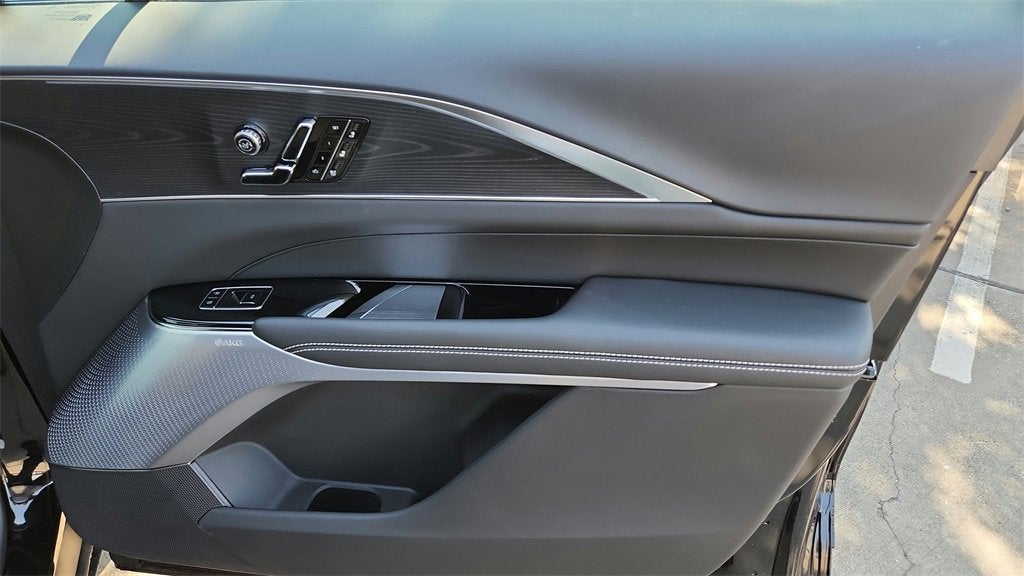 2025 Cadillac LYRIQ Luxury 2