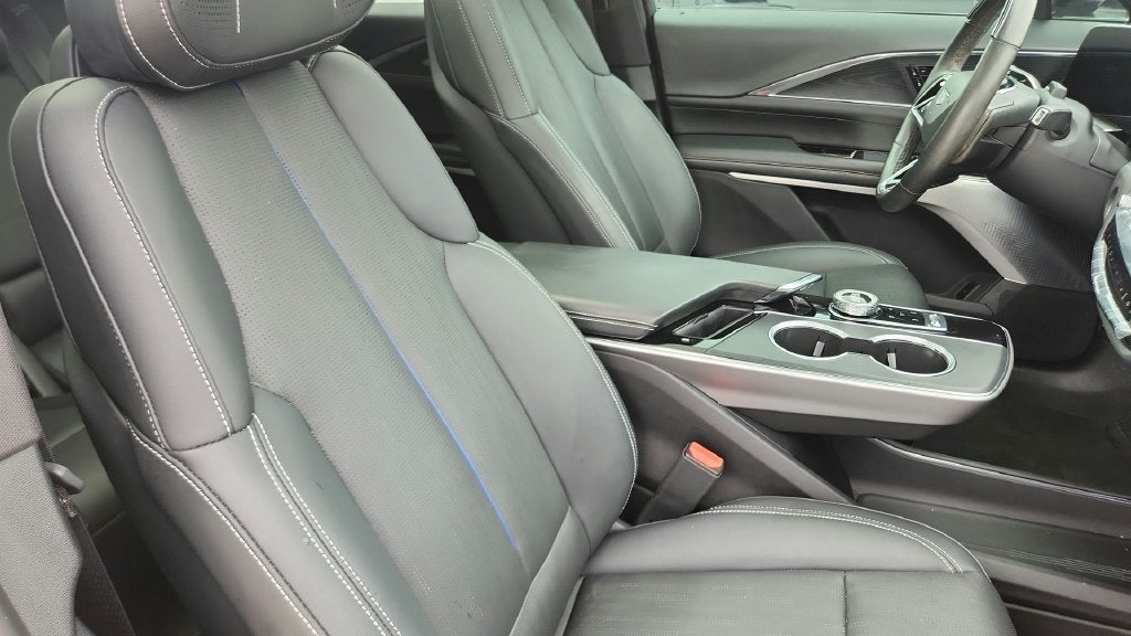 2024 Cadillac LYRIQ Luxury 2