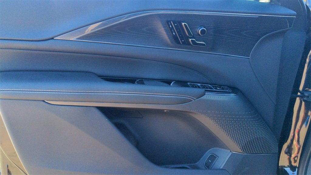 2025 Cadillac LYRIQ Luxury 3