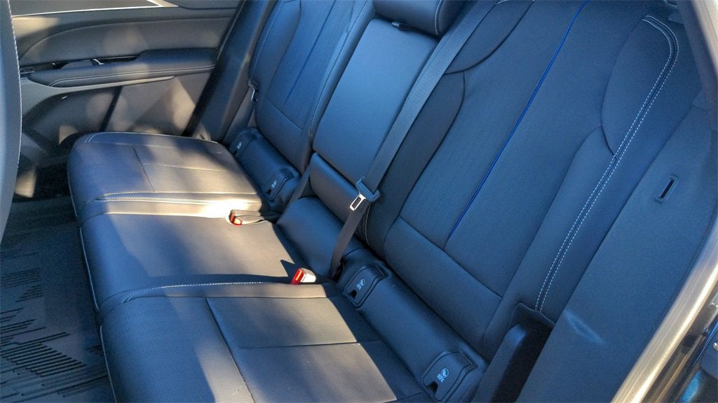 2025 Cadillac LYRIQ Luxury 3