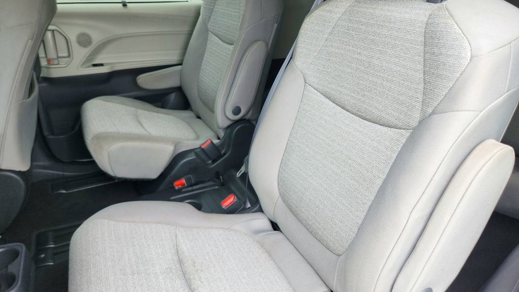 2022 Toyota Sienna LE