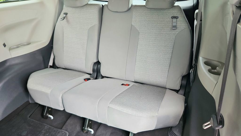 2022 Toyota Sienna LE