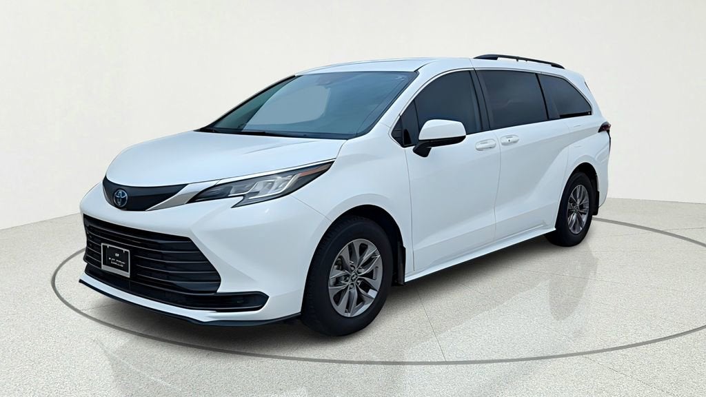 2022 Toyota Sienna LE