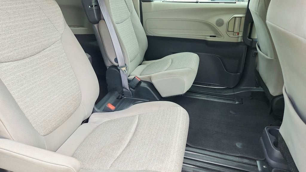 2022 Toyota Sienna LE