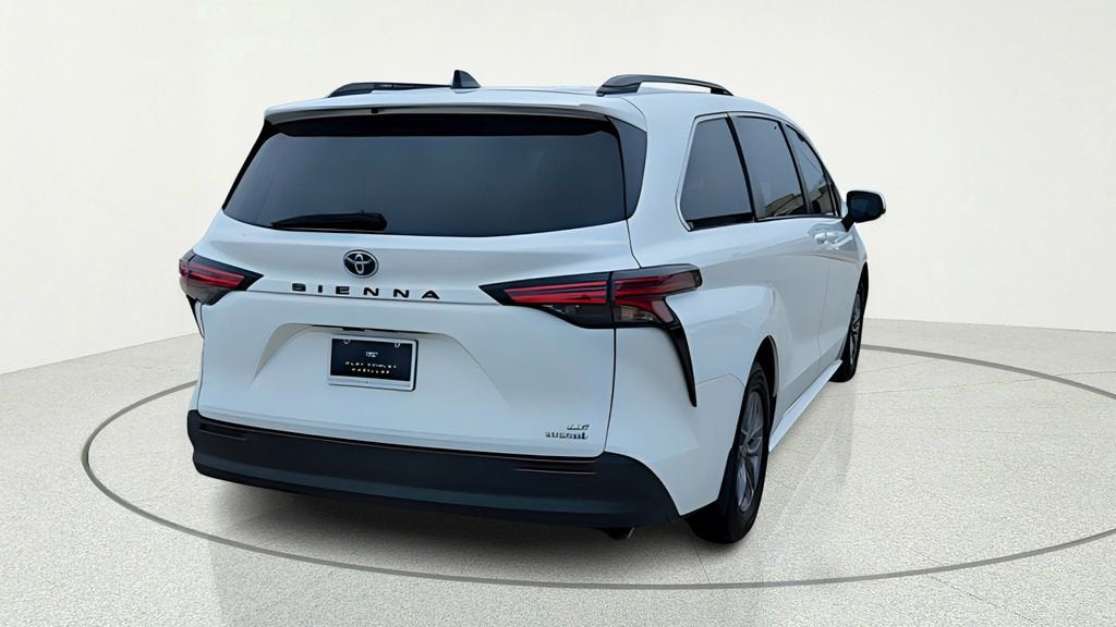 2022 Toyota Sienna LE