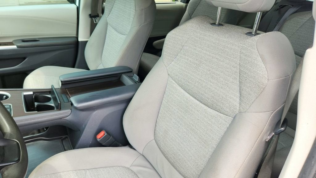 2022 Toyota Sienna LE