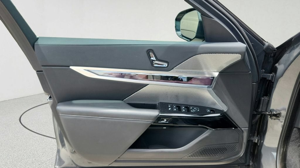 2023 BMW 7 Series 740i