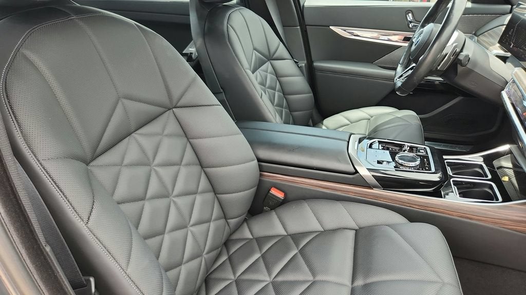 2023 BMW 7 Series 740i